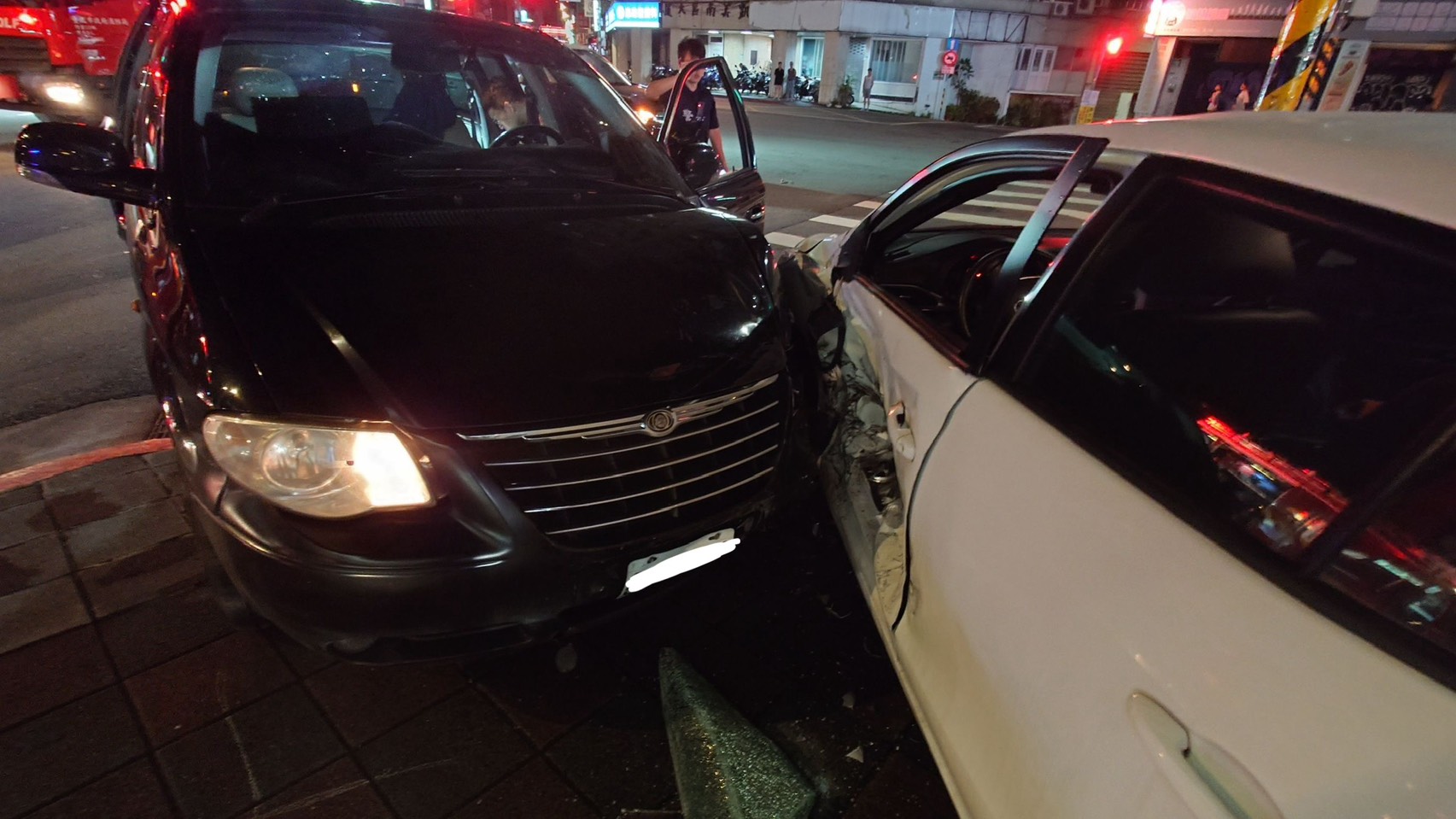 ▲台北市中正區師大路、汀州路口，昨（9）日22時許發生1起交通事故。（翻攝畫面）
