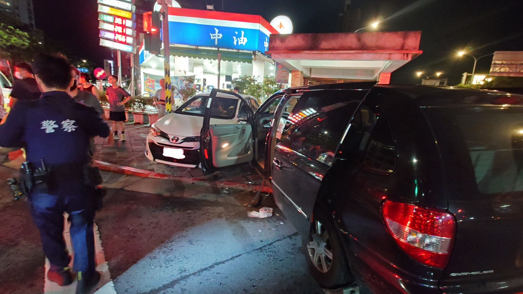 ▲31歲廖姓男子駕駛黑色自小客車，沿師大路西向東行駛時，不明原因闖紅燈，直接撞上沿汀州路三段南向北、正準備右轉師大路的白色自小客車。（翻攝畫面）