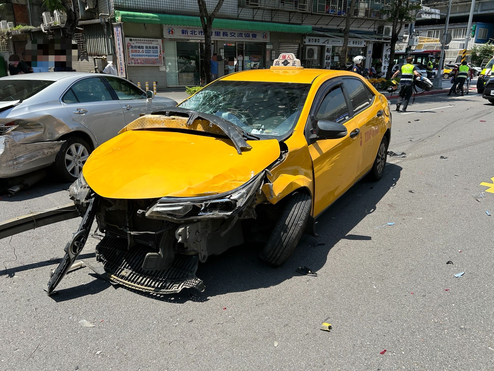 ▲68歲胡姓計程車司機從華翠大橋下橋後直行，竟無視紅燈號誌，猛力撞上正從民生路右轉縣民大道的汽、機車。（翻攝畫面）