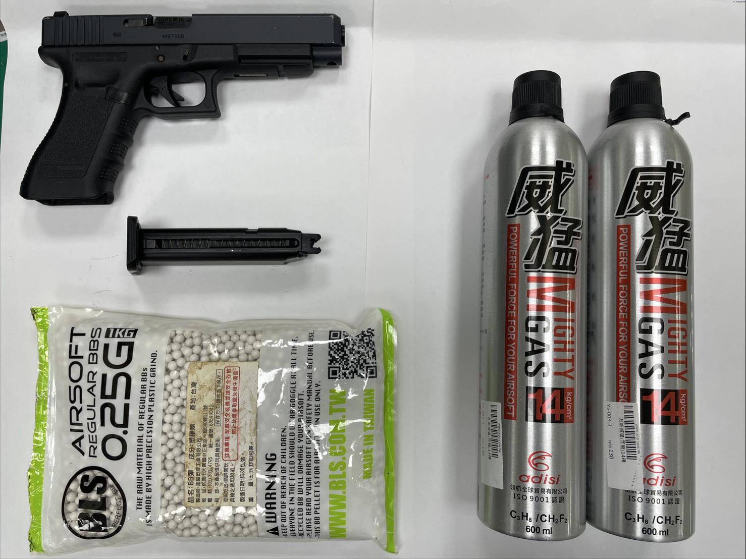 ▲警方於新莊區泰林路1處民宅內查緝到持槍主嫌沈男，並當場起獲犯案用瓦斯槍。（翻攝畫面）