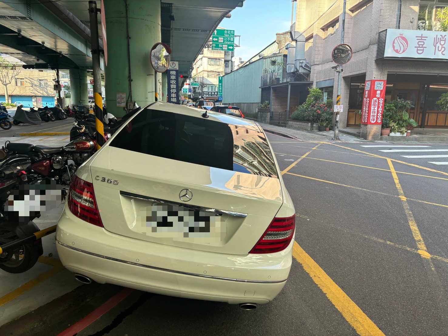 ▲1部白色賓士C300疑似因操作不慎，在轉彎時不慎撞上停車場護欄，所幸無人受傷。（翻攝畫面）