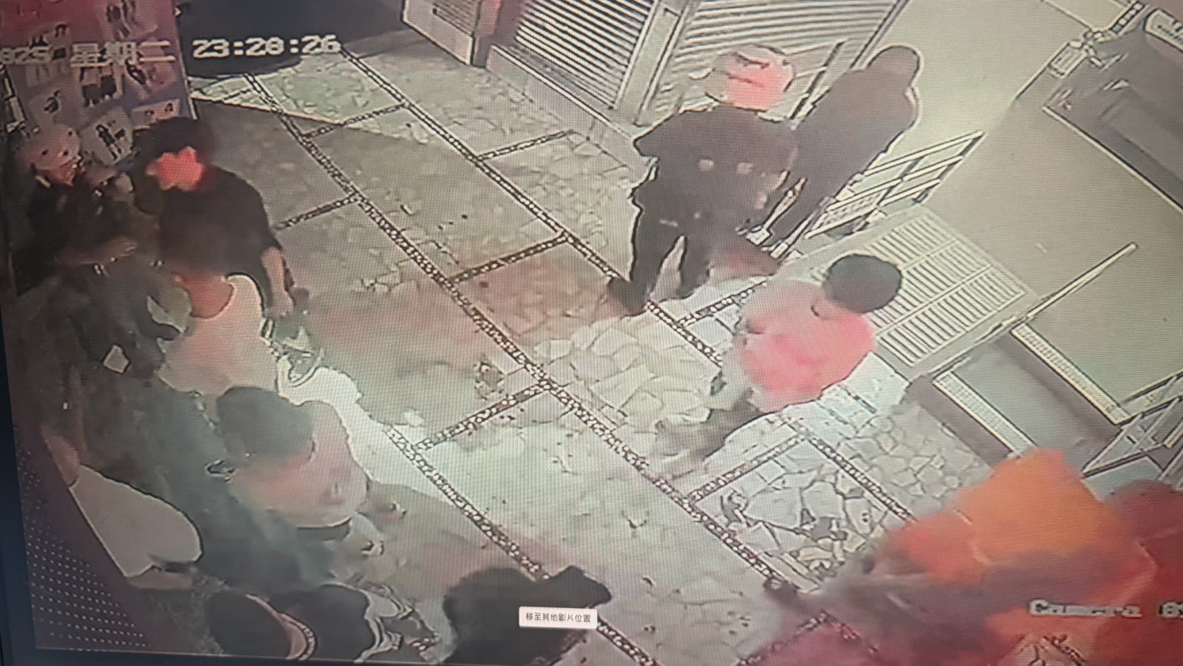 ▲巡邏員警上前盤查。不料屁孩們見狀紛紛藏匿、丟棄電子菸，當中還有人回嘴「我法律系啦」。（翻攝畫面）