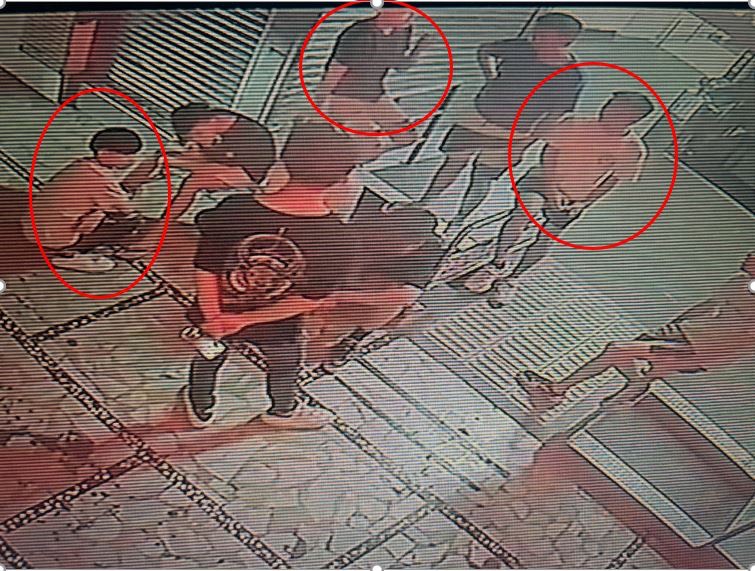 ▲基隆警方執行巡邏勤務時，發現愛三路、仁二路口騎樓下有逾10名少年聚集吸食電子菸。（翻攝畫面）