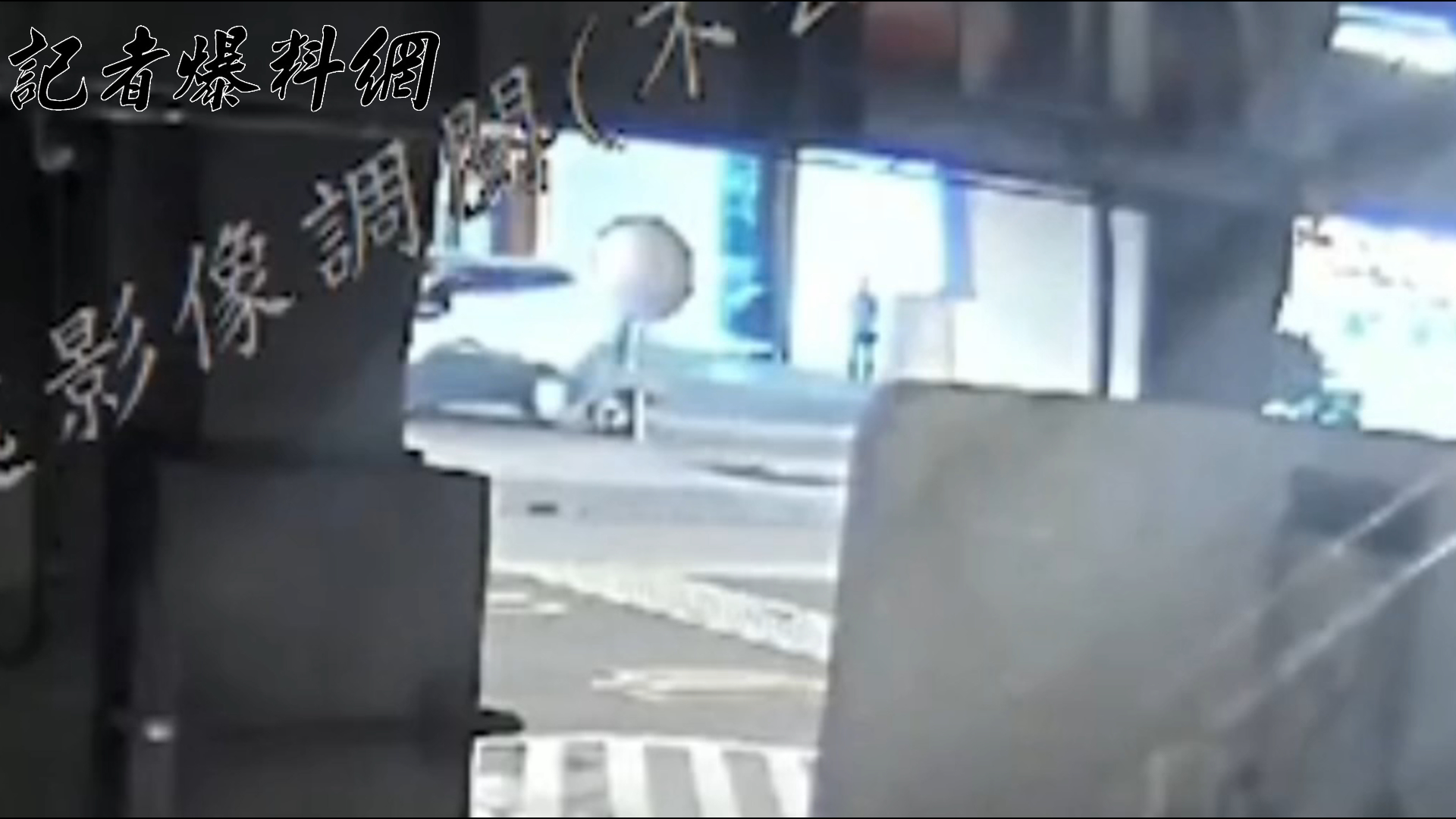 ▲違停於第二航廈航站北路紅線上的租賃車，遭航警保安大隊員警攔查時，駕駛竟猛踩油門衝撞員警後逃逸。（翻攝畫面）