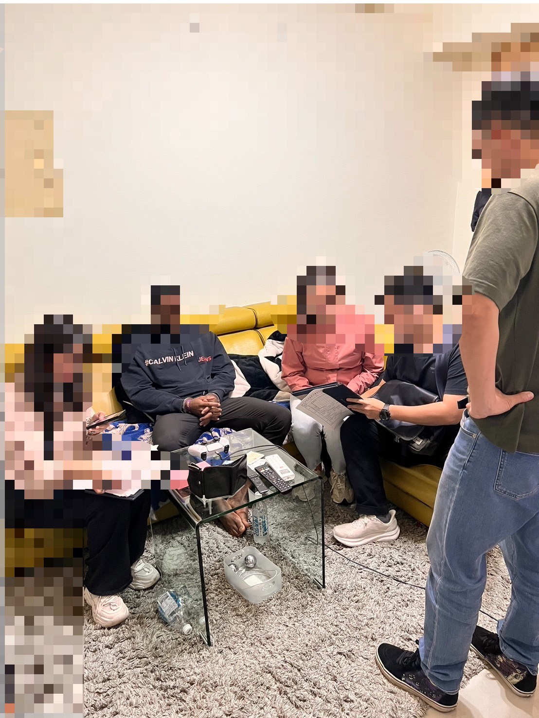 ▲警方查獲台灣籍主嫌28歲李男、共犯27歲廖女及奈及利亞籍30歲男子NNAEMEKA等犯嫌,全案依詐欺、《洗錢防制法》與《銀行法》移送偵辦。(翻攝畫面)