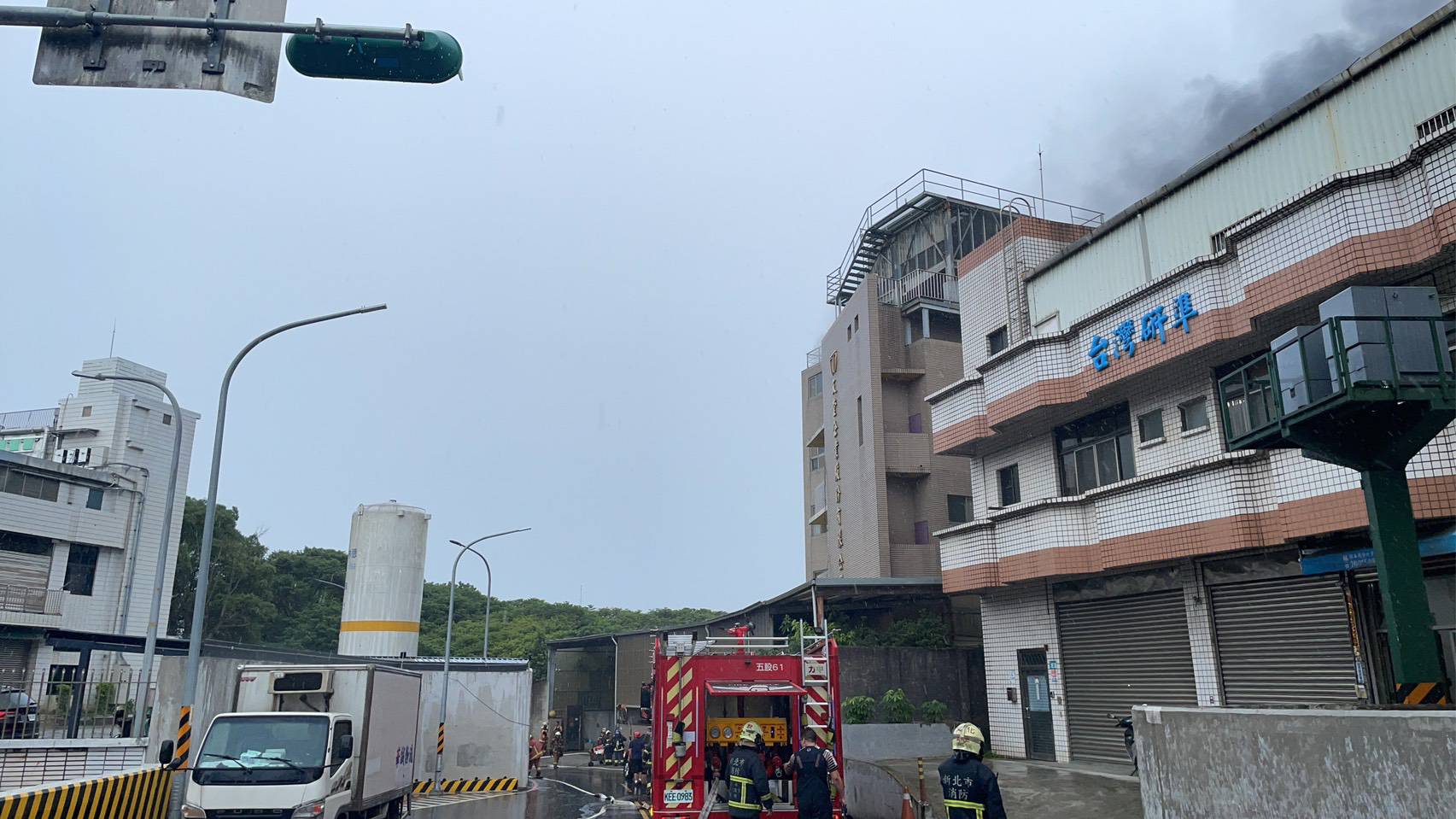 ▲新北市林口區宏昌街1間金屬家具加工公司，今（12）日8時許突發火警。（翻攝畫面）