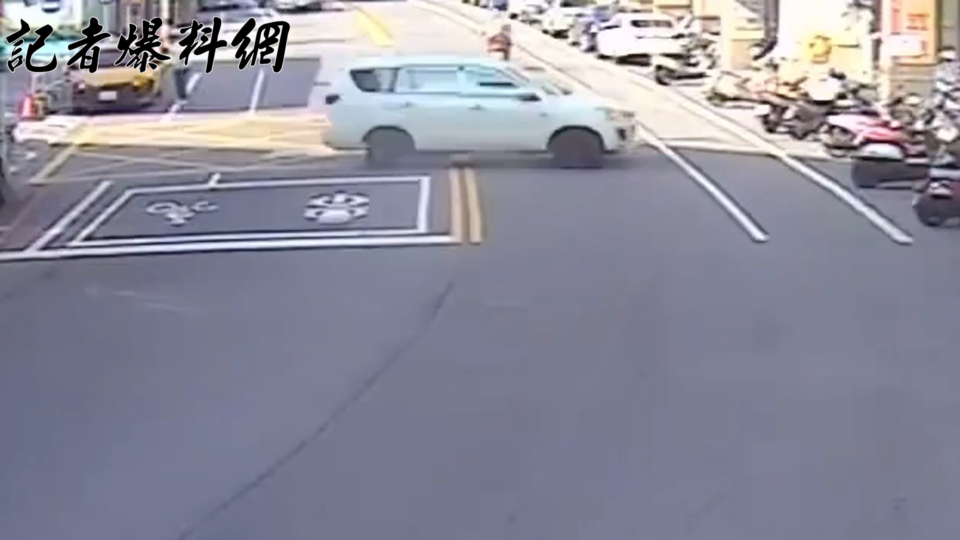 ▲基隆市中正路一帶，昨（10）日16時許發生1起自小客車暴衝事故。（翻攝畫面）