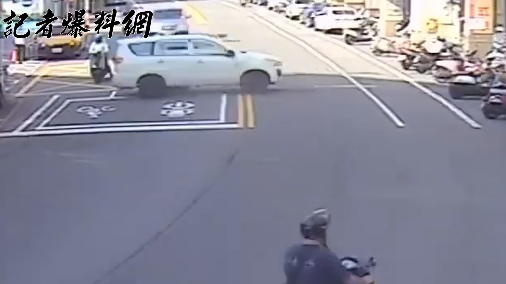 ▲蕭翁猛撞對街民宅鐵門後又倒退，險些再撞上路過機車騎士。（翻攝畫面）