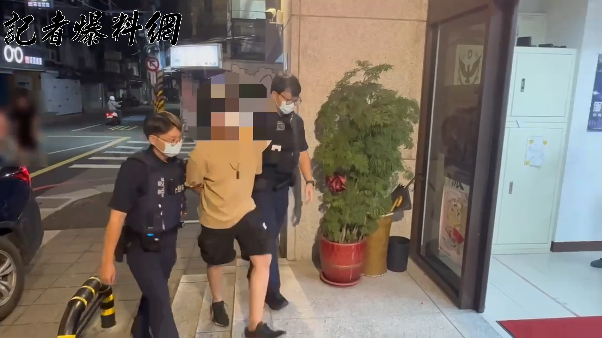 ▲轄區警方獲報趕抵，當場將張男逮捕帶回，全案訊後依《刑法》恐嚇公眾罪嫌送辦。（翻攝畫面）