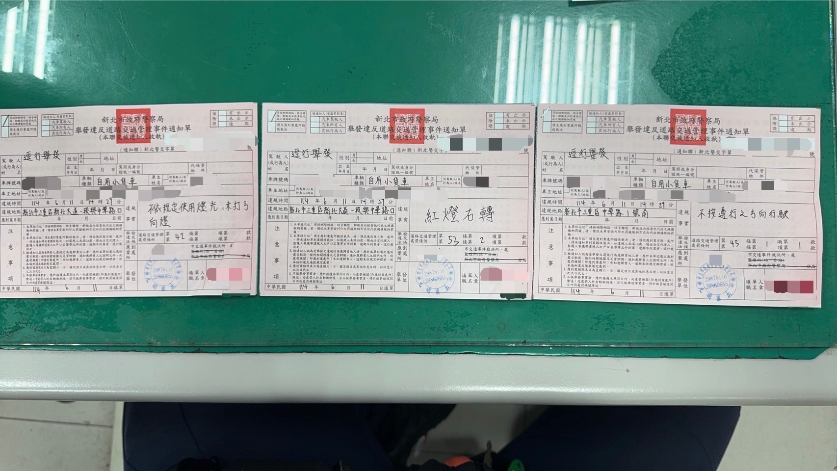 ▲警方針對該名駕駛跨越雙黃線逆向行駛、紅燈右轉及未打方向燈等3項違規，分別依《道路交通管理處罰條例》第45條第1項第1款、第42條及第53條第2項製單舉發。(翻攝畫面)