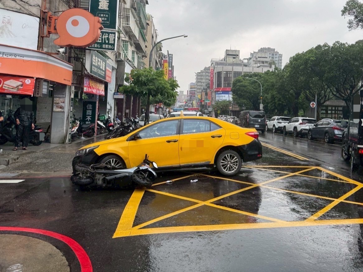 ▲44歲賴姓男子駕駛計程車，行經105巷口時疑未打方向燈便直接左轉，同向後方騎乘機車的36歲陳姓男子反應不及發生碰撞。（翻攝畫面）