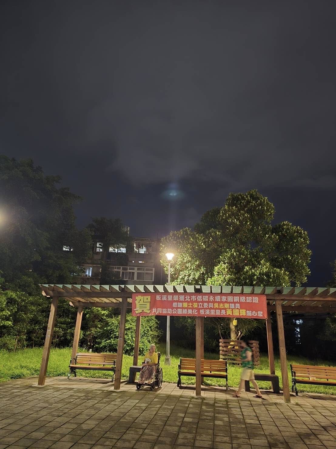 ▲台北市中正區和平西路一段46號旁的板溪里綠化公園，前（12）日傍晚驚傳攻擊事件！65歲吳姓婦人坐在公園椅子上休息時，突遭疑似石頭的不明物體擊中後腦。（翻攝畫面）