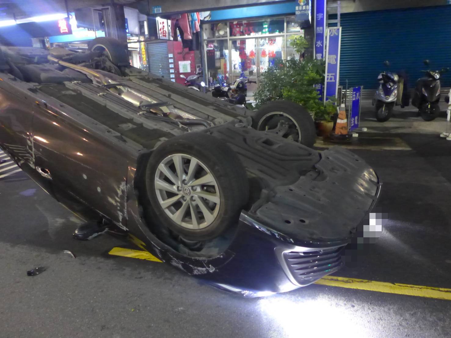 ▲24歲曾姓男子駕車行經民樂街，疑似因對路況不熟、未注意前方情況，擦撞路旁臨停車輛後失控翻覆。(翻攝畫面)