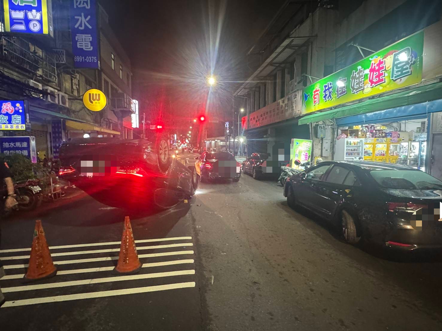 ▲有網友發現2台車居然是同款、同色，直呼「這是兄弟鬩牆？」（翻攝畫面）