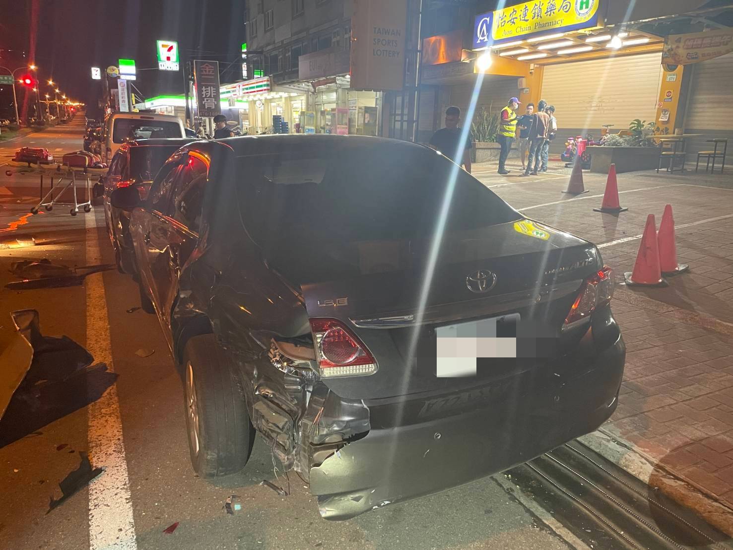 ▲▼28歲越南籍鄭姓男子駕駛灰色轎車，載著2名越籍同鄉行經成功路一段往敬業街方向時，疑因疲勞駕駛偏移車道，自撞路旁車輛後翻覆。（翻攝畫面）