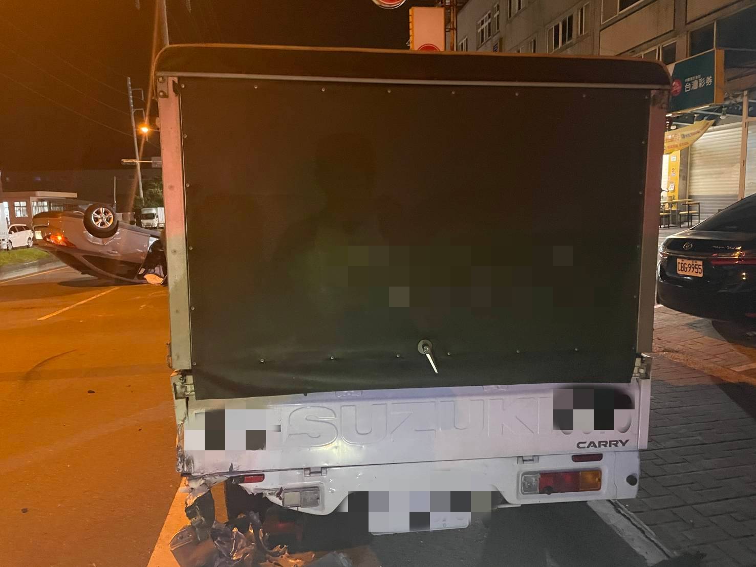 ▲▼28歲越南籍鄭姓男子駕駛灰色轎車，載著2名越籍同鄉行經成功路一段往敬業街方向時，疑因疲勞駕駛偏移車道，自撞路旁車輛後翻覆。（翻攝畫面）