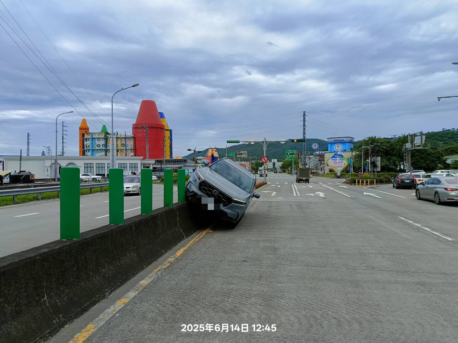 ▲35歲廖姓男子載著3歲幼童駕駛小客車，行經宜蘭縣蘇澳鎮新馬陸橋欲左轉匯入國道時，因駕駛分心擦拭擋風玻璃，未察覺車輛偏移，左前輪直接跨上中央分隔島，車輛當場卡住險些翻覆。（翻攝畫面）