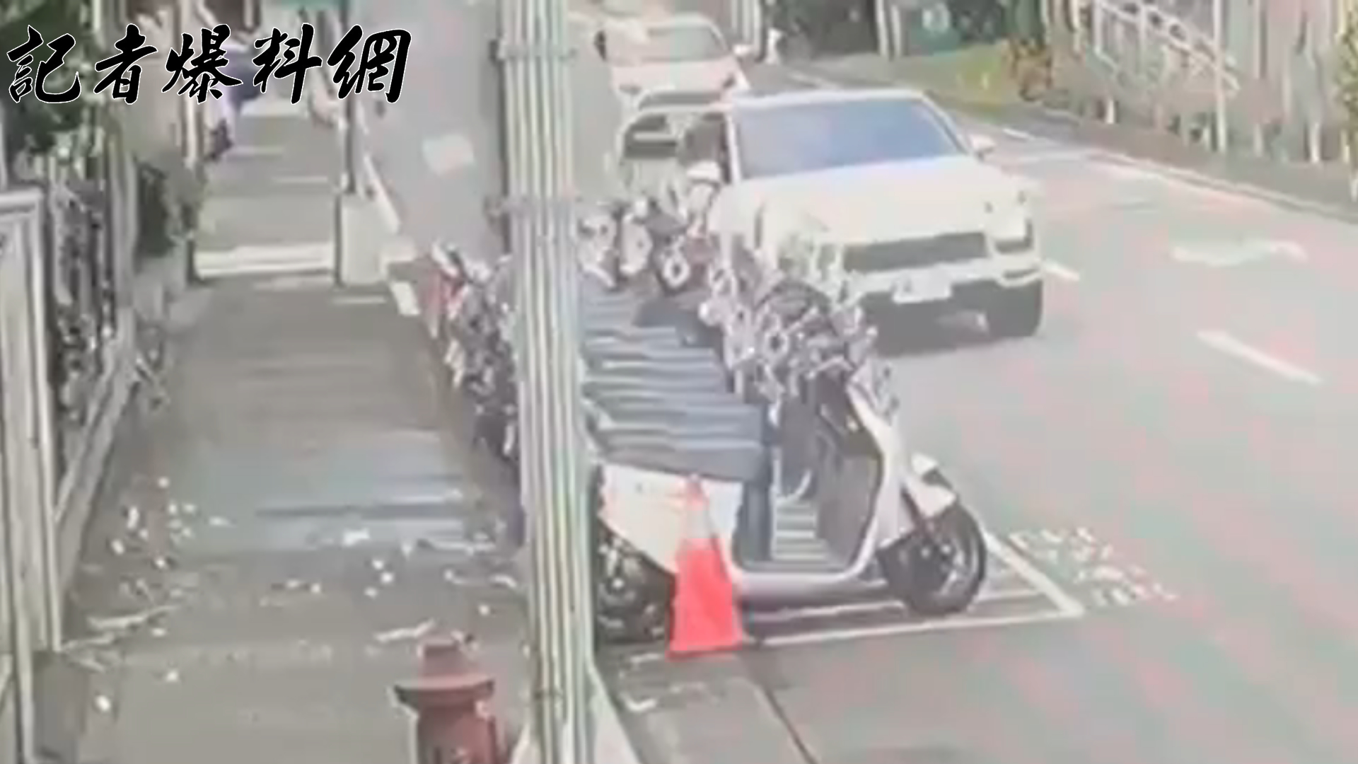 ▲。42歲鄭姓男子清晨疑似服用過量安眠藥後駕駛保時捷外出，6時許行經中山分局民權一派出所前時，接連擦撞停放於警用車格內的4輛警用機車與1輛巡邏車。（翻攝畫面）