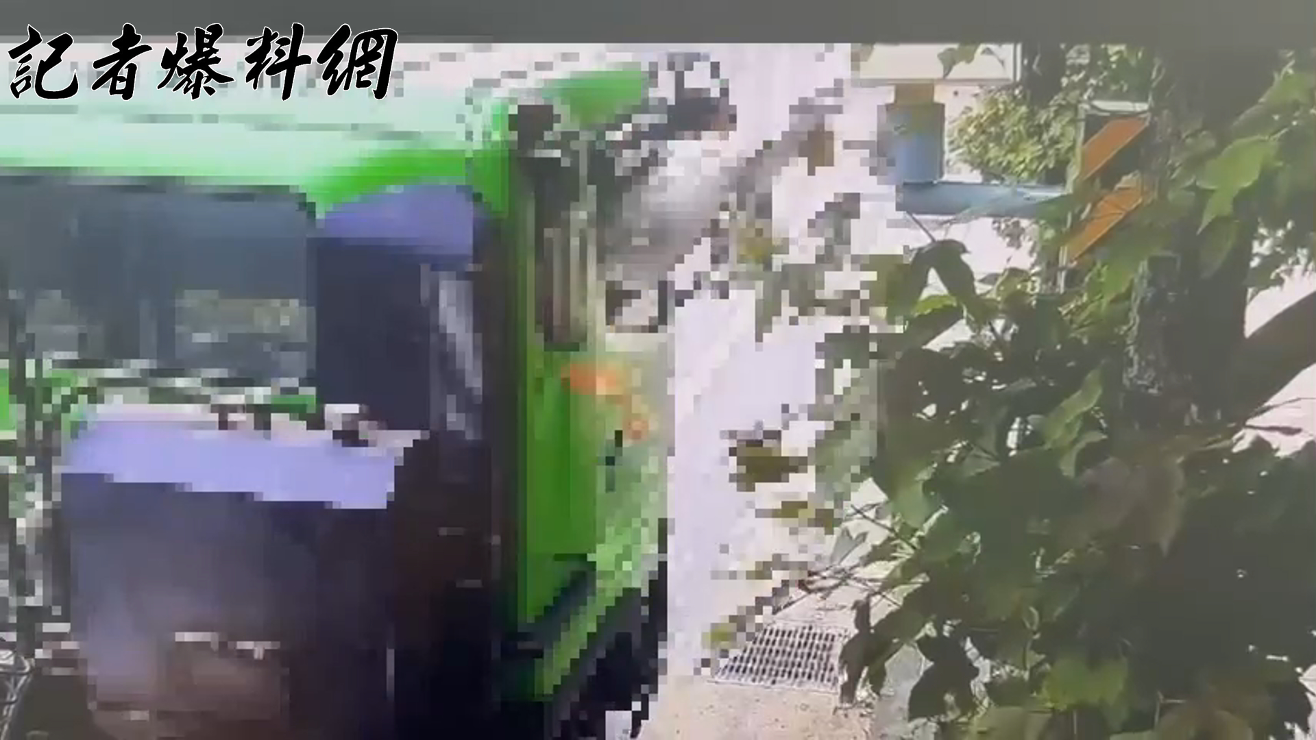 ▲32歲絲韓姓男子疑因不滿曾遭測速照相開罰，竟夥同友人駕駛曳引車重返現場，趁車行經時伸手噴漆惡意破壞測速照相鏡頭，導致設備失效。(翻攝畫面)
