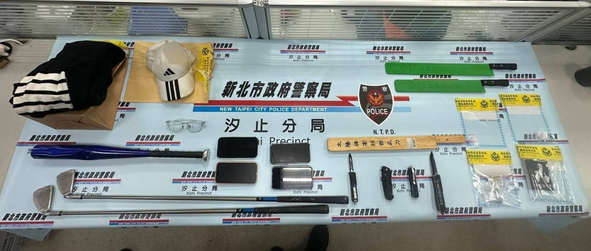 ▲警方在車內查獲毒品安非他命、喪屍煙彈，以及西瓜刀、高爾夫球桿、球棒、彈簧刀等攻擊性器械。（翻攝畫面）