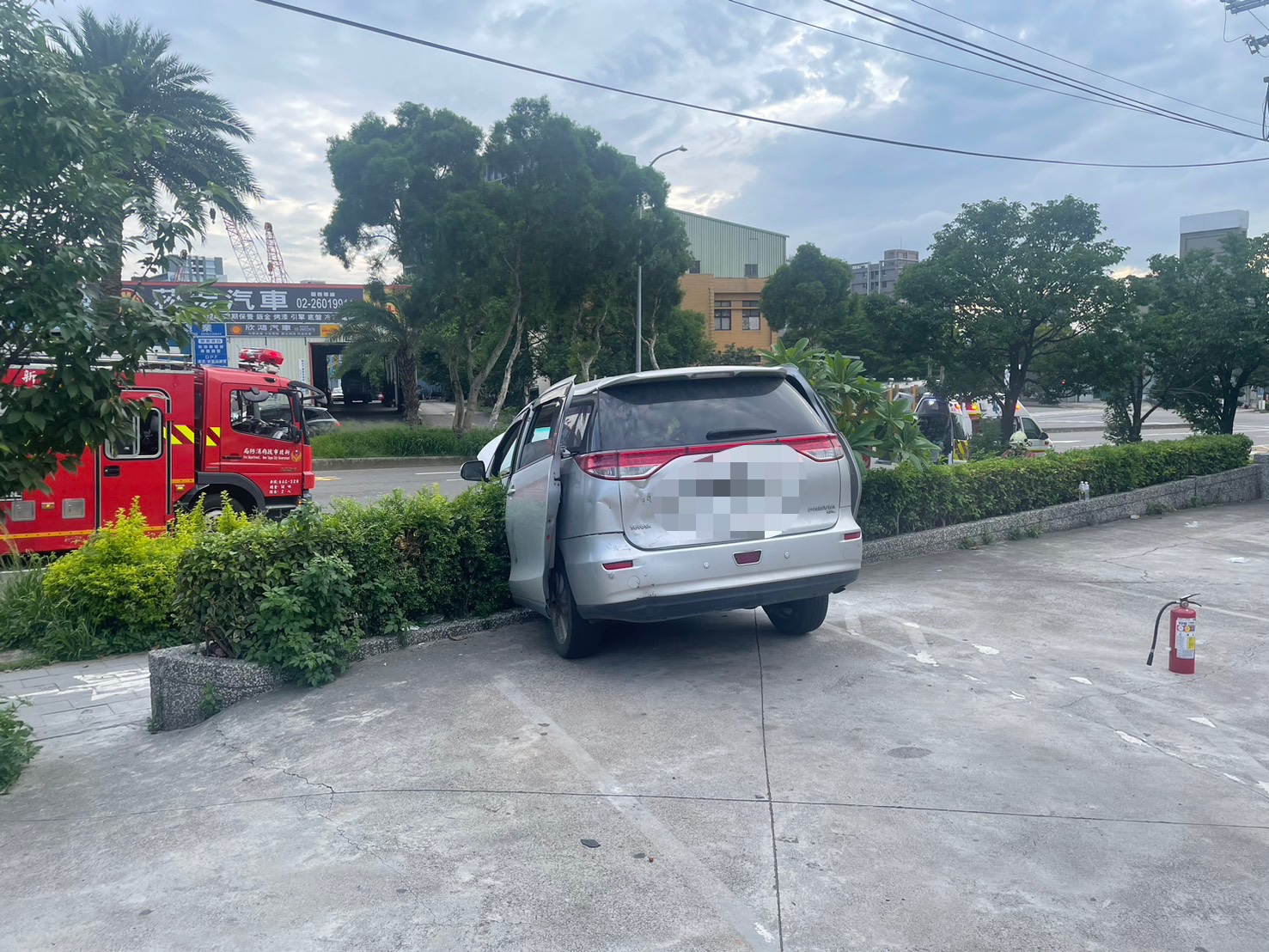 ▲42歲陳姓男子駕駛小客車行經該處準備停車時，疑似突發癲癇發作，導致車輛失控暴衝自撞花圃卡在護欄上。（翻攝畫面）