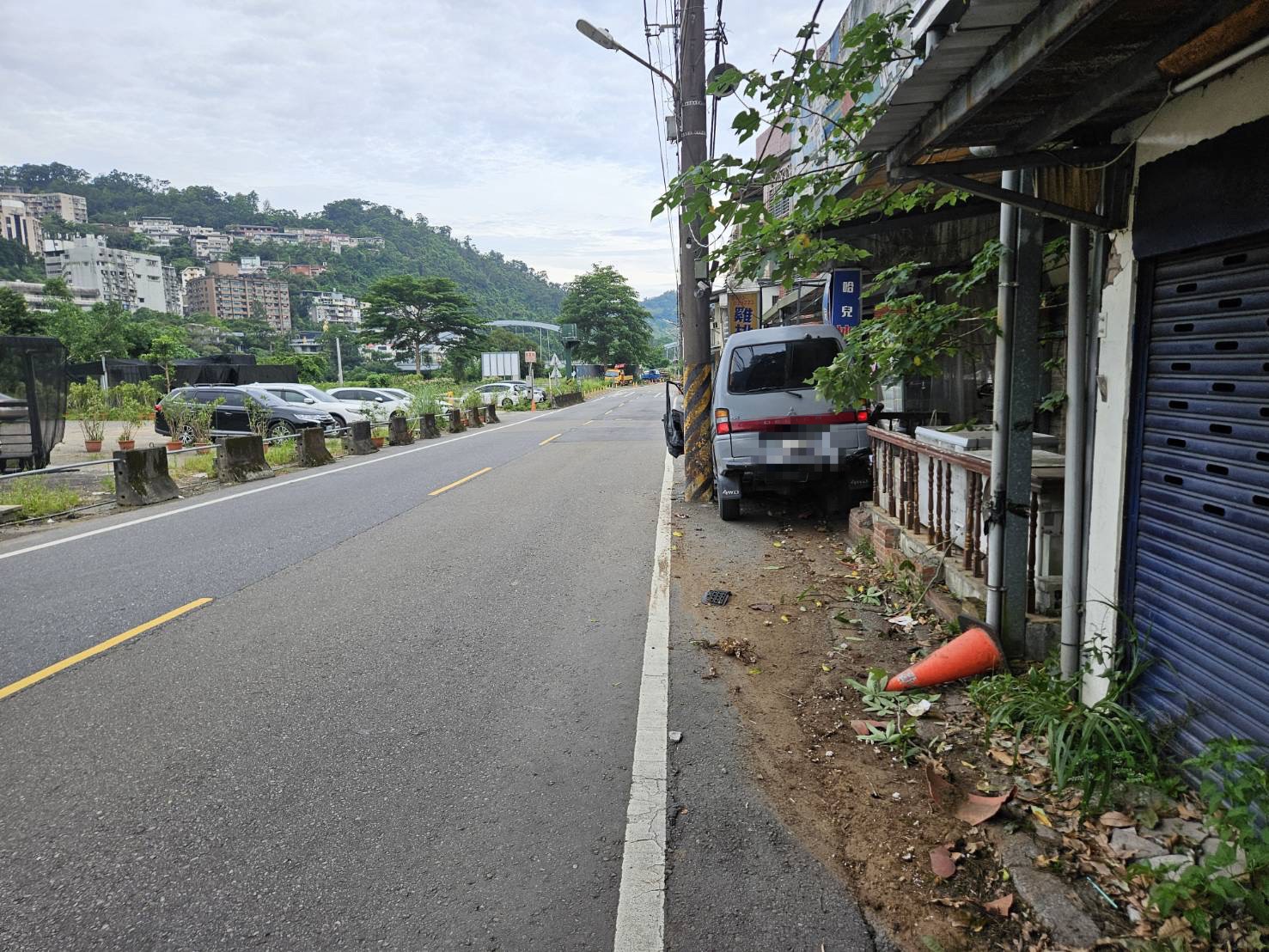 ▲53歲崔姓男子駕駛自用小客貨車，準備返回安坑住家時，行經路段突見「黑影」竄出，急踩煞車後車輛失控，猛烈撞上路邊招牌與鐵欄杆，一度受困車內。（翻攝畫面）