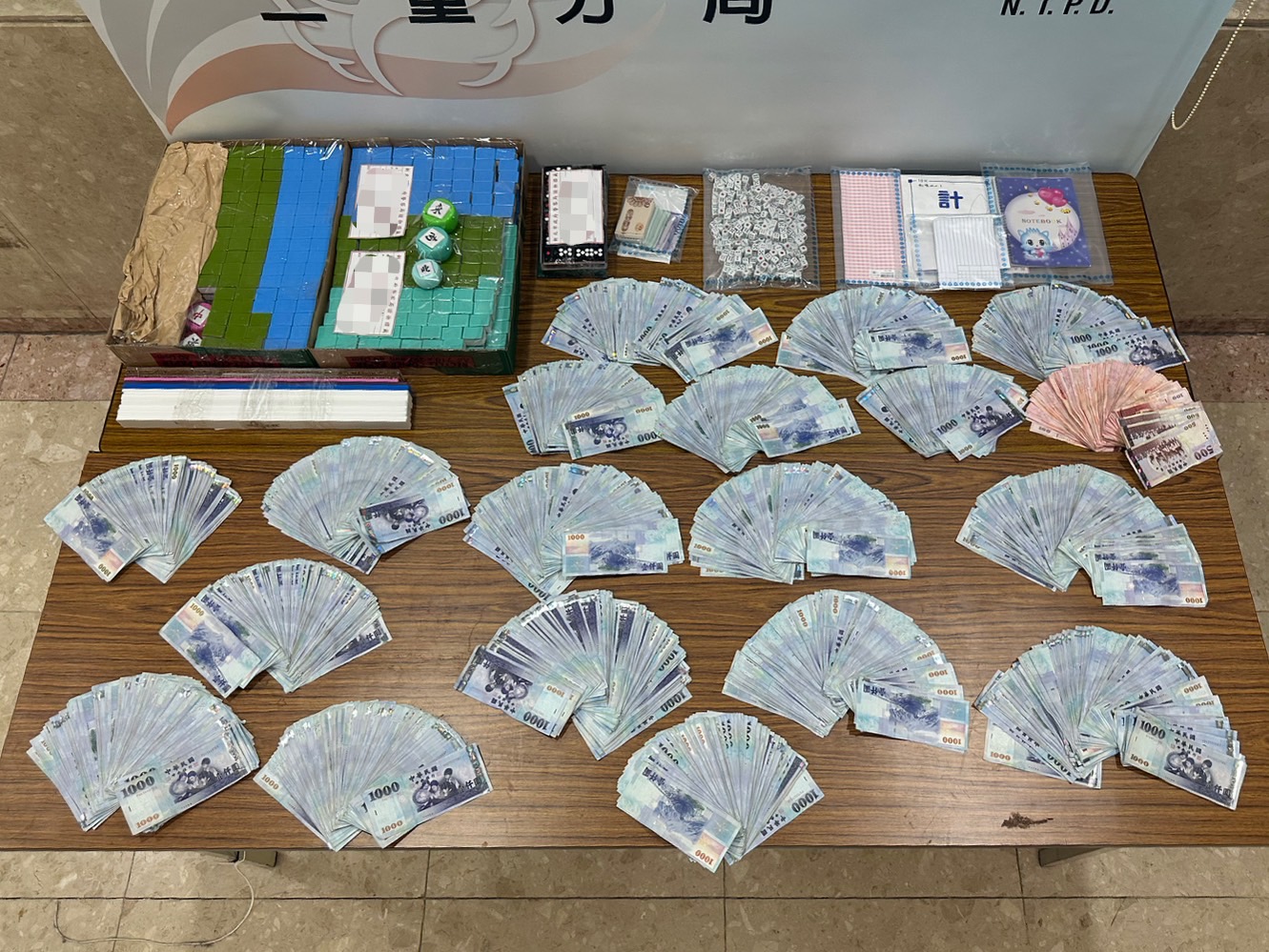 ▲查扣監視器鏡頭11組、天九牌2副、麻將牌5副、抽頭金新台幣56萬8200元、賭資90萬3000元等物。（翻攝畫面）