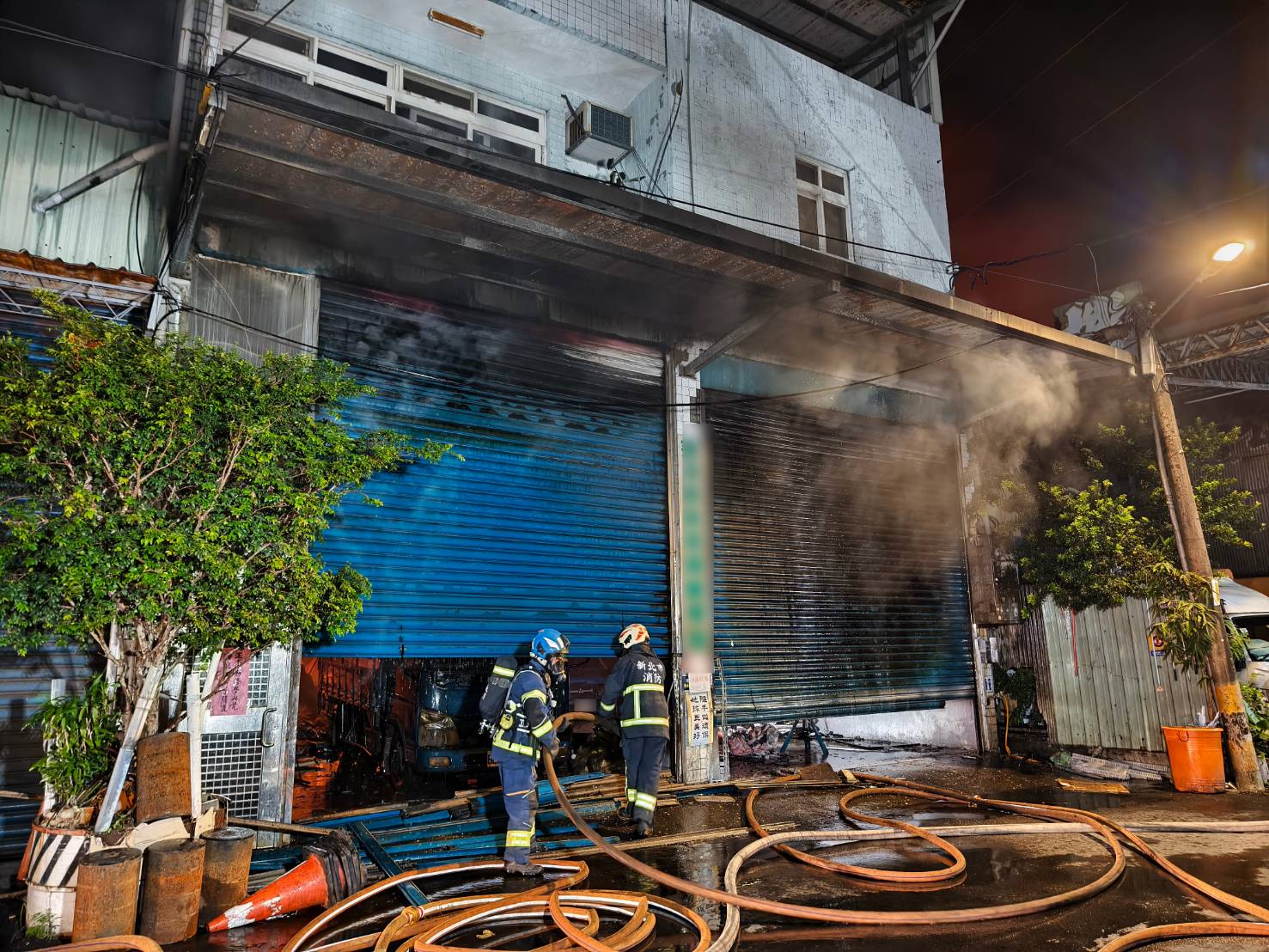 ▲新北市樹林區俊英街一處2層樓鐵皮屋，今(17)日深夜0時許發生火警。（翻攝畫面）