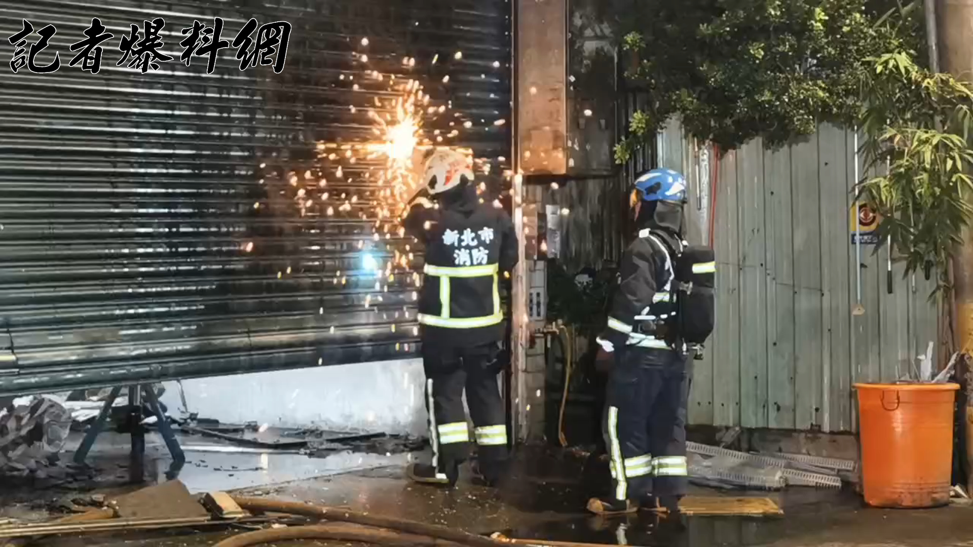 ▲新北市樹林區俊英街一處2層樓鐵皮屋，今(17)日深夜0時許發生火警。（翻攝畫面）