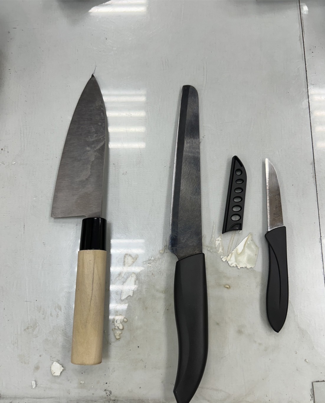 ▲警方查扣葉男所持菜刀、水果刀與小刀。（翻攝畫面）