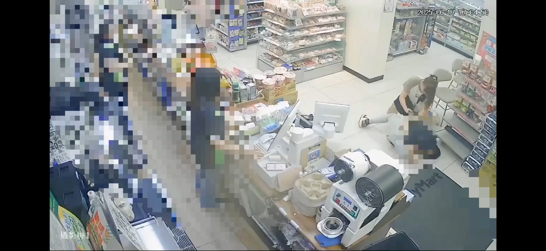 ▲基隆市警方今（17）日下午執行毒品通緝犯查緝勤務，成功在仁愛區劉銘傳路1間超商內，將涉嫌毒品及洗錢防制法的53歲陳姓男子逮捕。（翻攝畫面）