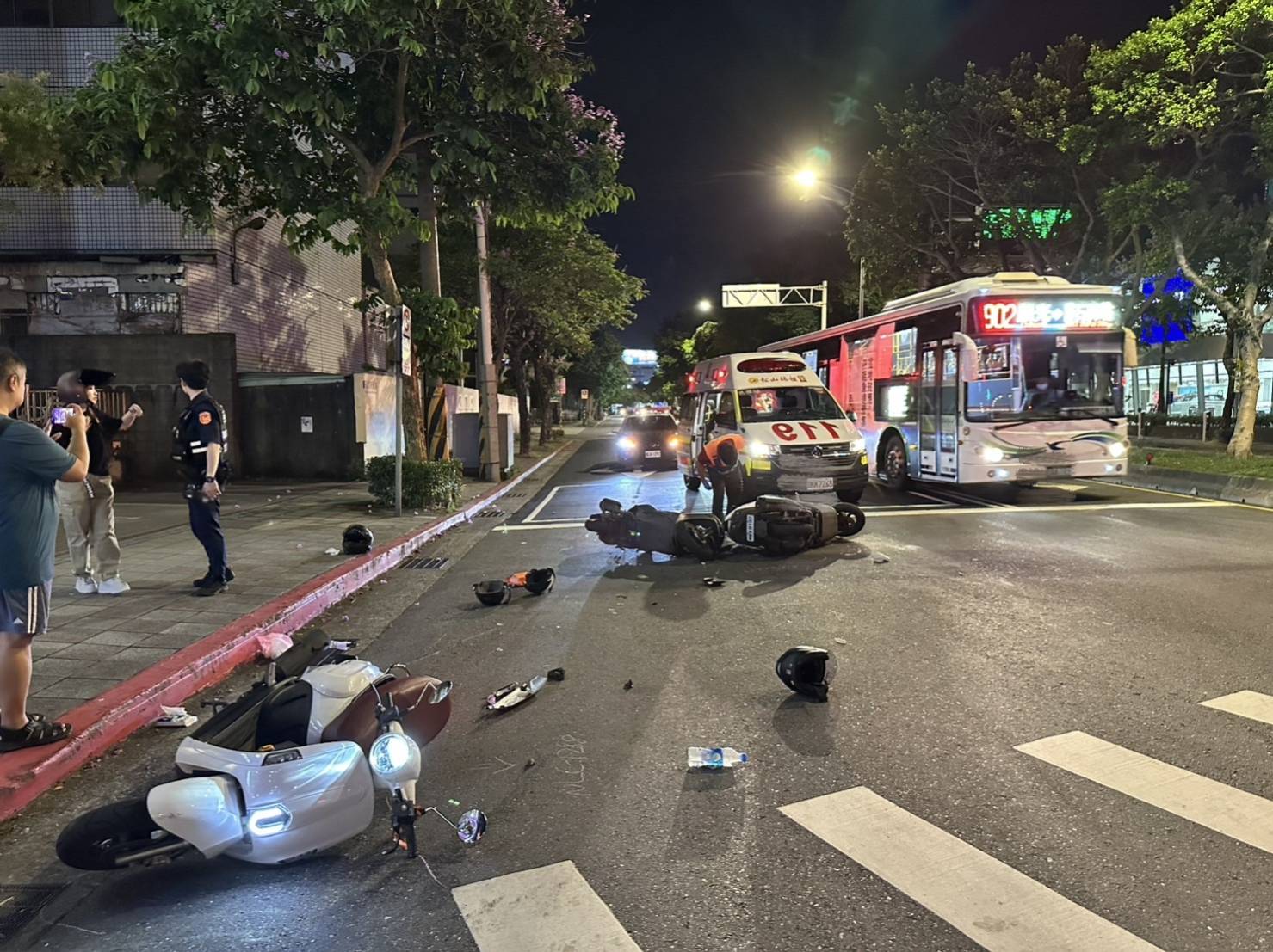 ▲台北市內湖區民權東路六段，昨（17）日22時許發生1起波及3車連環車禍。（翻攝畫面）