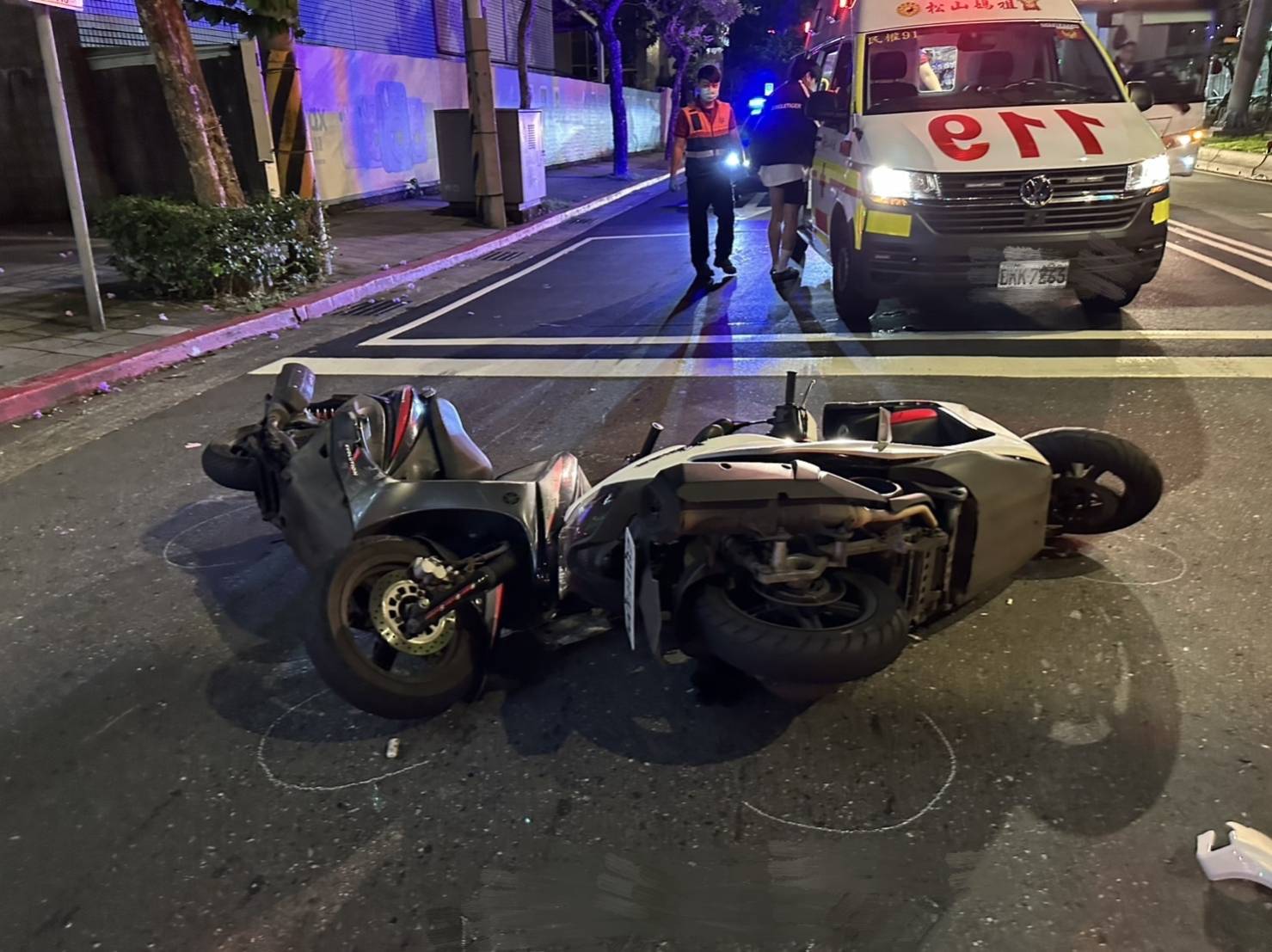 ▲黃男沿民權東路六段西向東行駛，行經40號前變換車道未注意，與同向的潘男發生碰撞。（翻攝畫面）