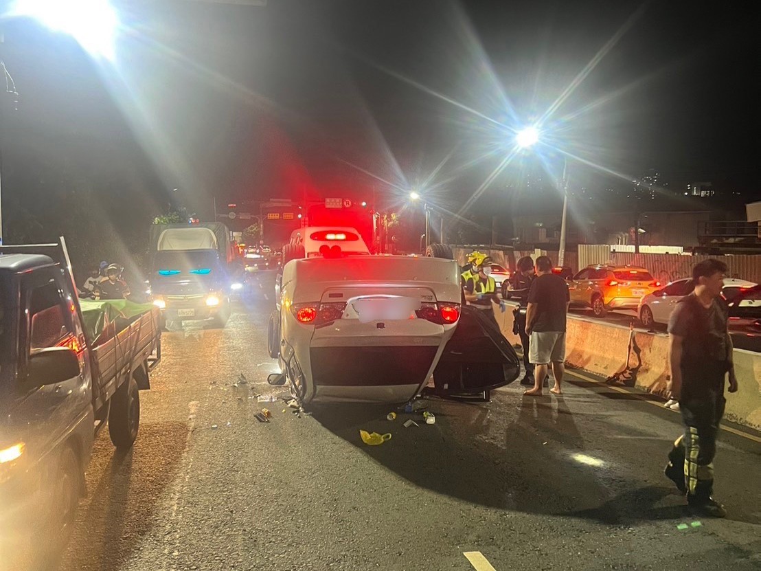 ▲警方查證發現，蔡男並無駕照，依法依違反《道路交通管理處罰條例》第21條開罰新台幣2萬4000元。（翻攝畫面）