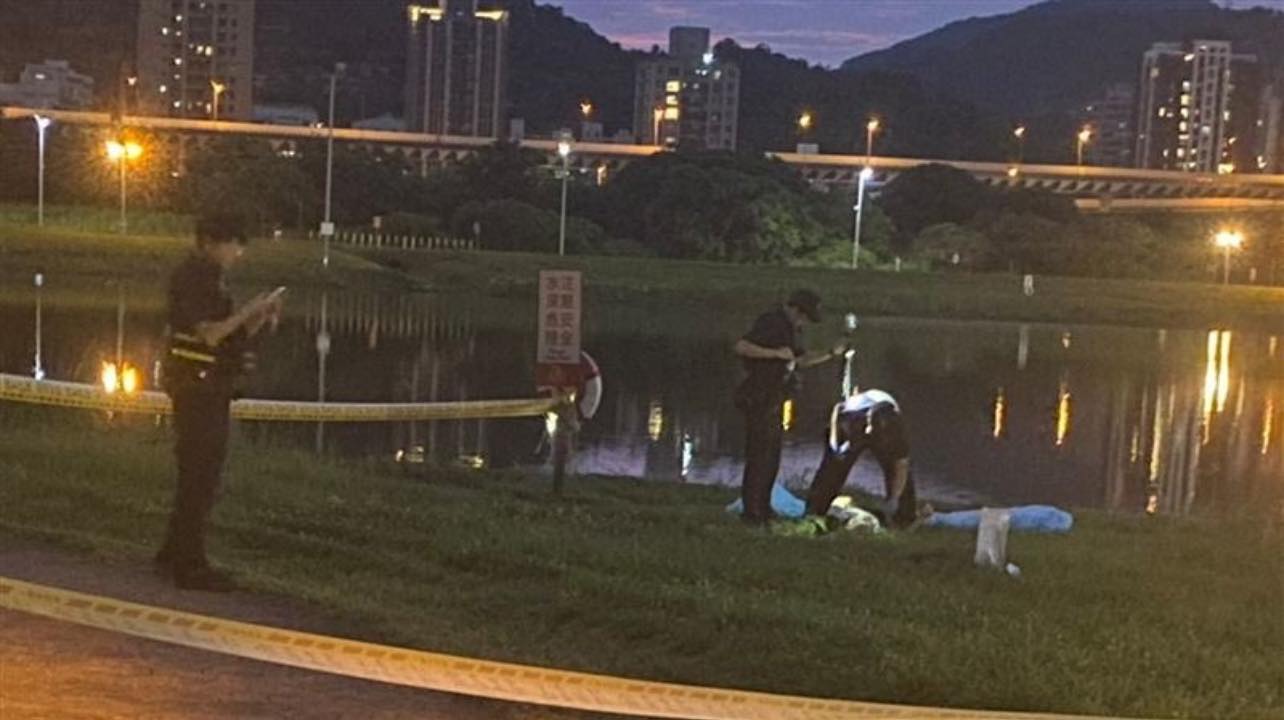 ▲新北市蘆洲區大都會公園，昨（17）日傍晚18時許，有民眾在微風運河旁運動時，赫見1具人體漂浮在水面上，嚇得趕緊報警。(翻攝畫面)