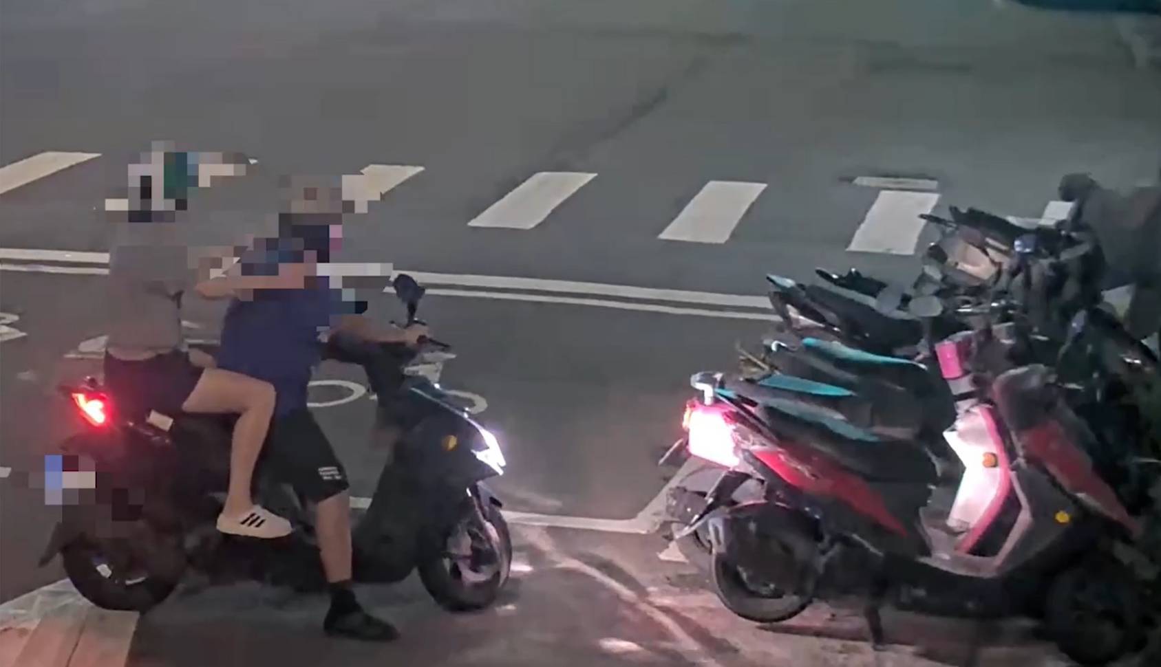 ▲北市南港區近日發生1起竊案，一名男子為了接送女性友人返家，竟在忘記自備安全帽的情況下，隨手竊取民眾機車上的安全帽，供對方使用後雙載離去。(翻攝畫面)