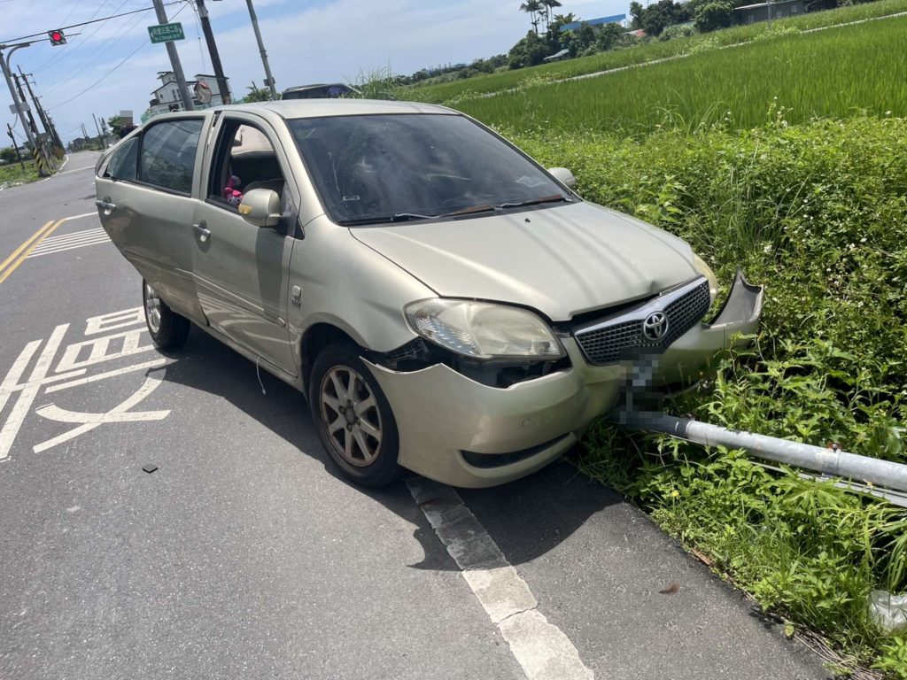 ▲57歲崔姓男子駕駛銀色自小客車，沿大德路二段自東往西直行，行經尚健三路二段路口時，與26歲張姓男子駕駛之北往南直行深色休旅車發生碰撞。撞擊後銀色轎車車尾幾近全毀，偏離車道滑撞至路旁農田邊坡。（翻攝畫面）