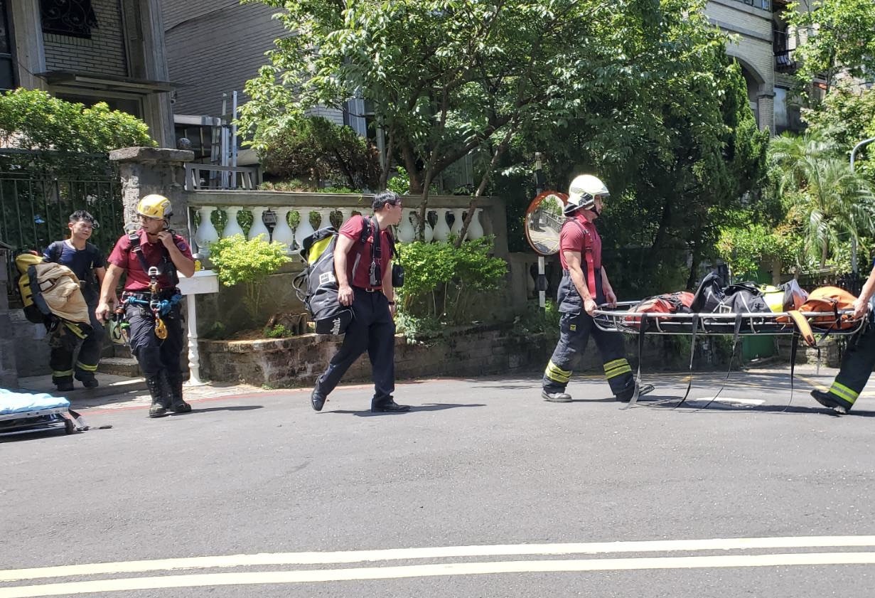 ▲68歲陳姓男子受雇前往內湖1處山坡地捕蜂，午間被發現吊掛於離地約3至4層樓高的樹上，消防人員獲報到場將人救下，立即送往三軍總醫院搶救，仍不幸宣告不治。（翻攝畫面）