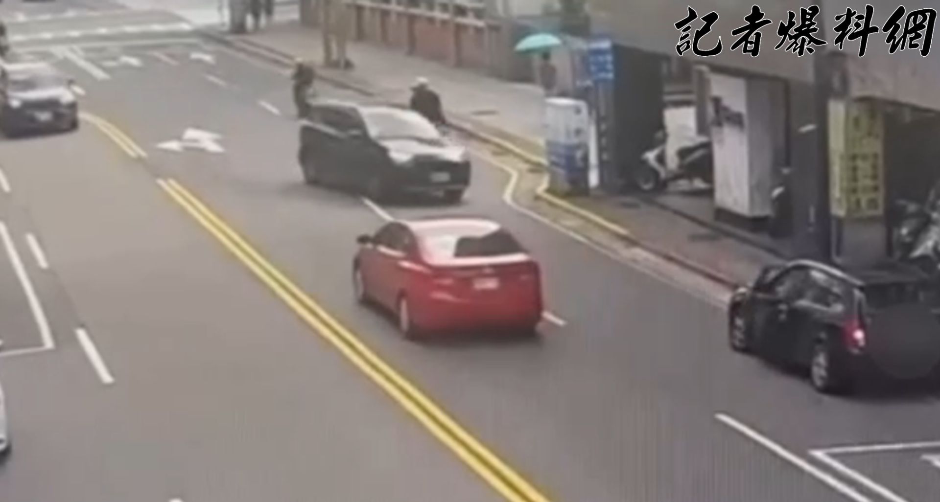 ▲67歲古姓男子駕駛黑色轎車行經柯達大飯店前路段時，疑似因血糖過低出現頭暈症狀，逆向駛入對向車道，千鈞一髮間接連閃過2部機車、1部汽車。(翻攝畫面)