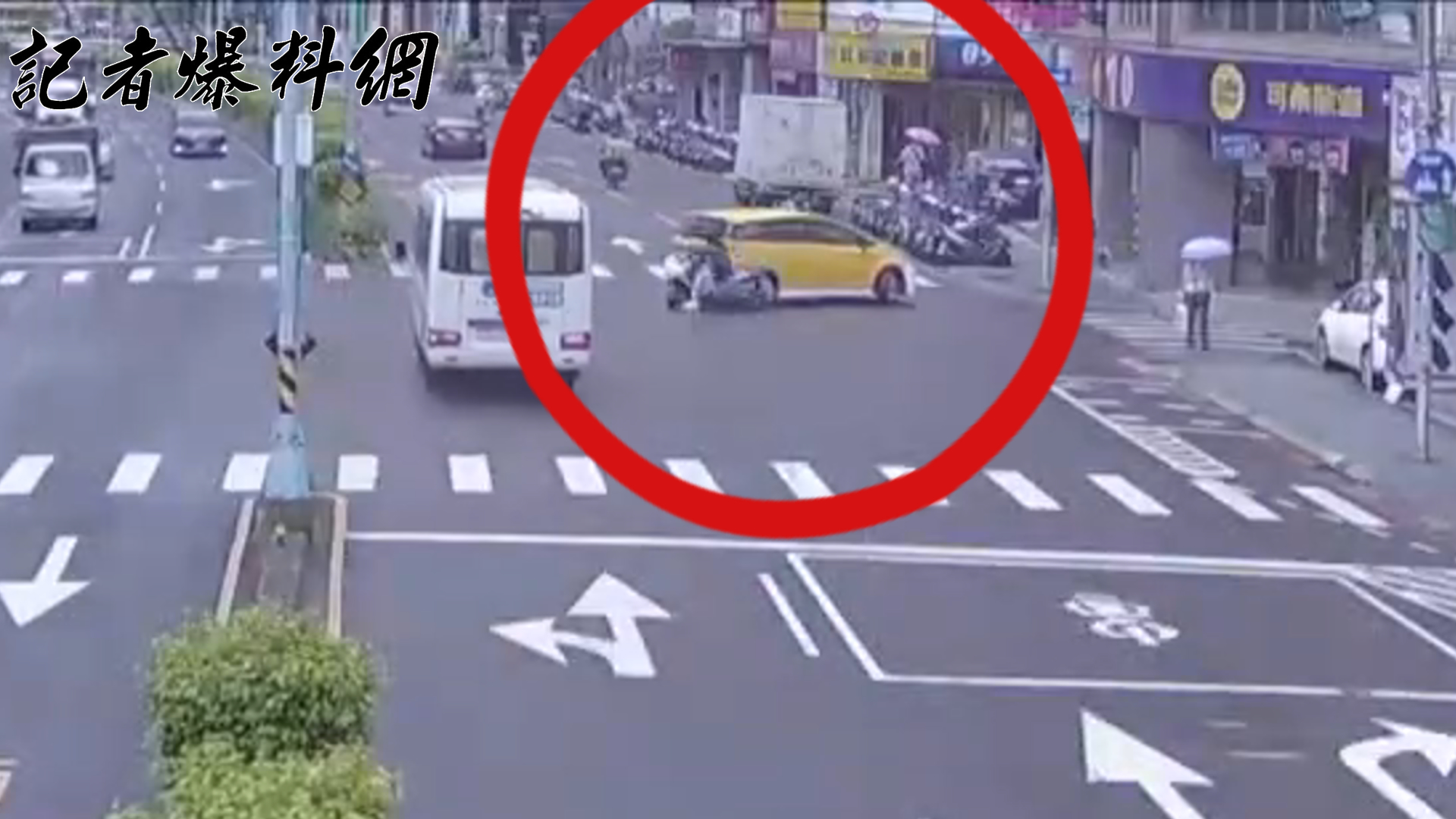 ▲72歲曾姓男子駕駛計程車在巷口欲迴轉時，與直行而來的25歲邱姓女騎士發生碰撞。（翻攝畫面）