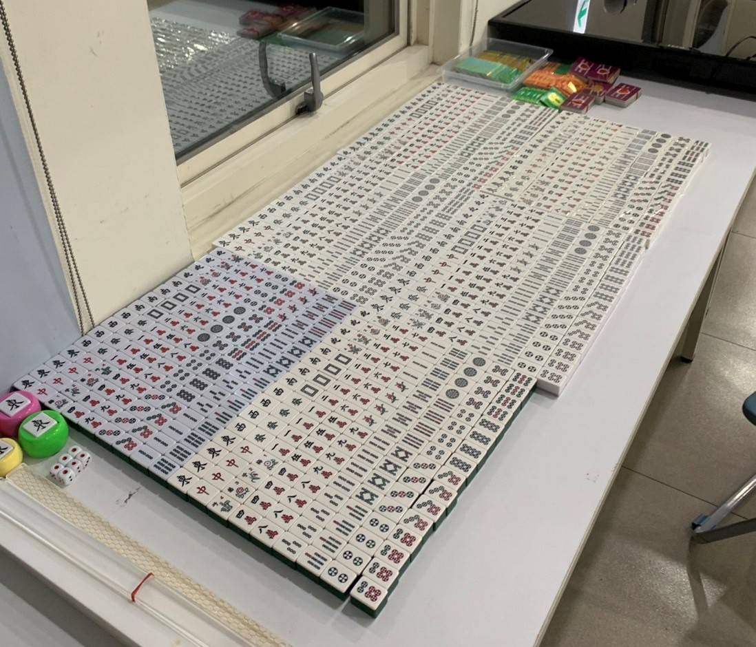 ▲警方現場查扣11萬元抽頭金、22萬元賭資，還有麻將桌、籌碼、帳冊及監控設備等證物。（翻攝畫面）