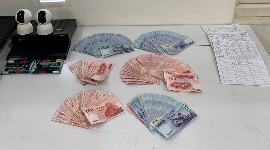 ▲警方現場查扣11萬元抽頭金、22萬元賭資，還有麻將桌、籌碼、帳冊及監控設備等證物。（翻攝畫面）
