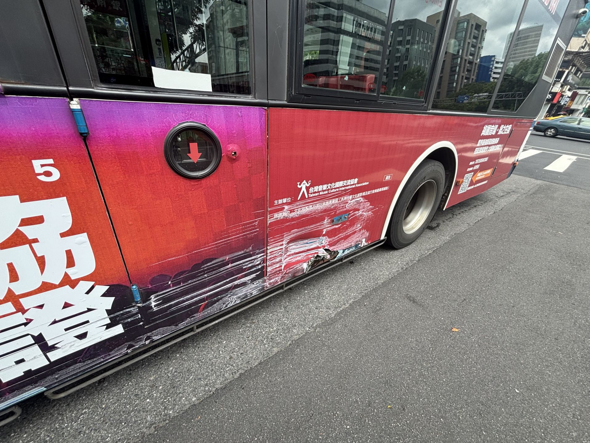 ▲69歲吳姓男子駕駛的計程車，在北往南第1車道準備停等紅燈時，疑因煞車失靈無法即時停車，車輛突然向右偏移，撞上同向第2車道正停靠上下客的公車左側車身。（翻攝畫面）