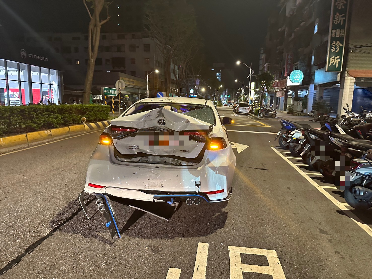 ▲48歲高姓男子駕駛多元計程車，凌晨接獲派遣至案發地點接客，卻將車輛違規停於車道中央讓乘客上車，載客後準備起步時就發生事故。