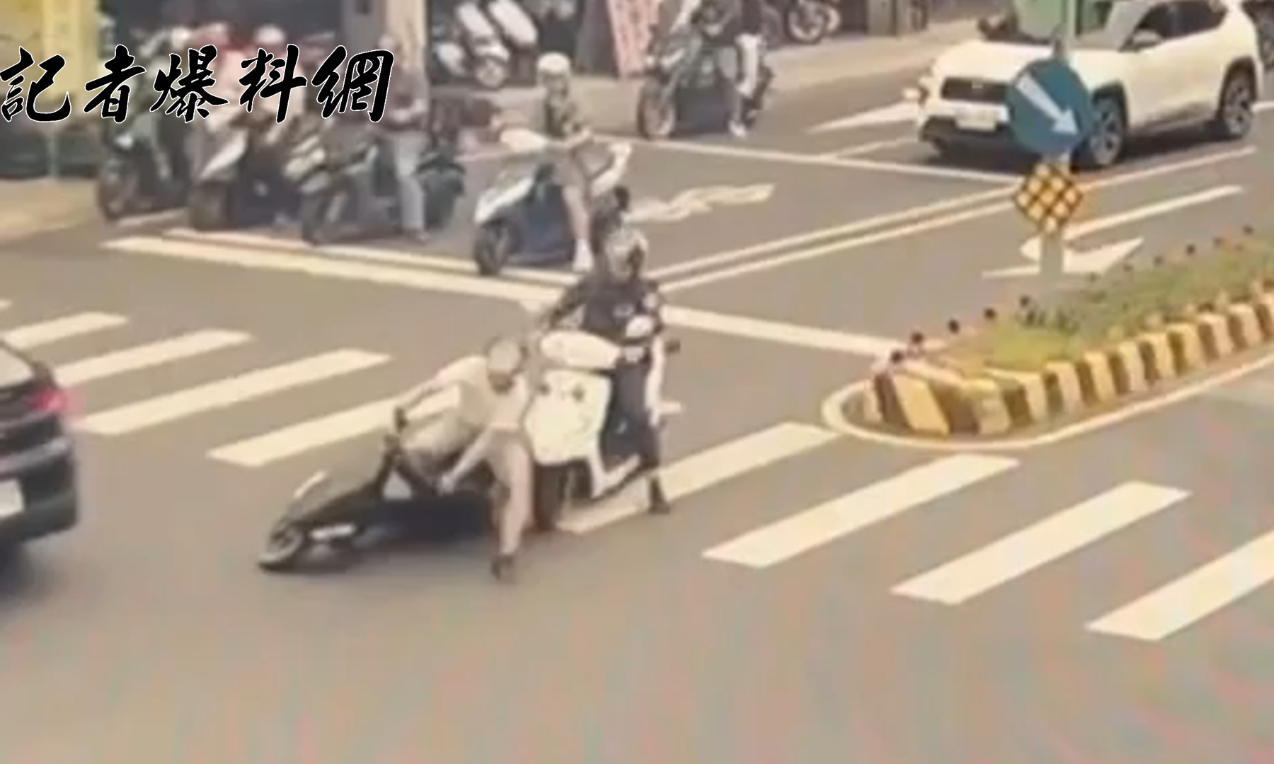 ▲新北市三重區重新路五段，昨（18）日下午當街上演警匪追逐戰！(翻攝畫面)