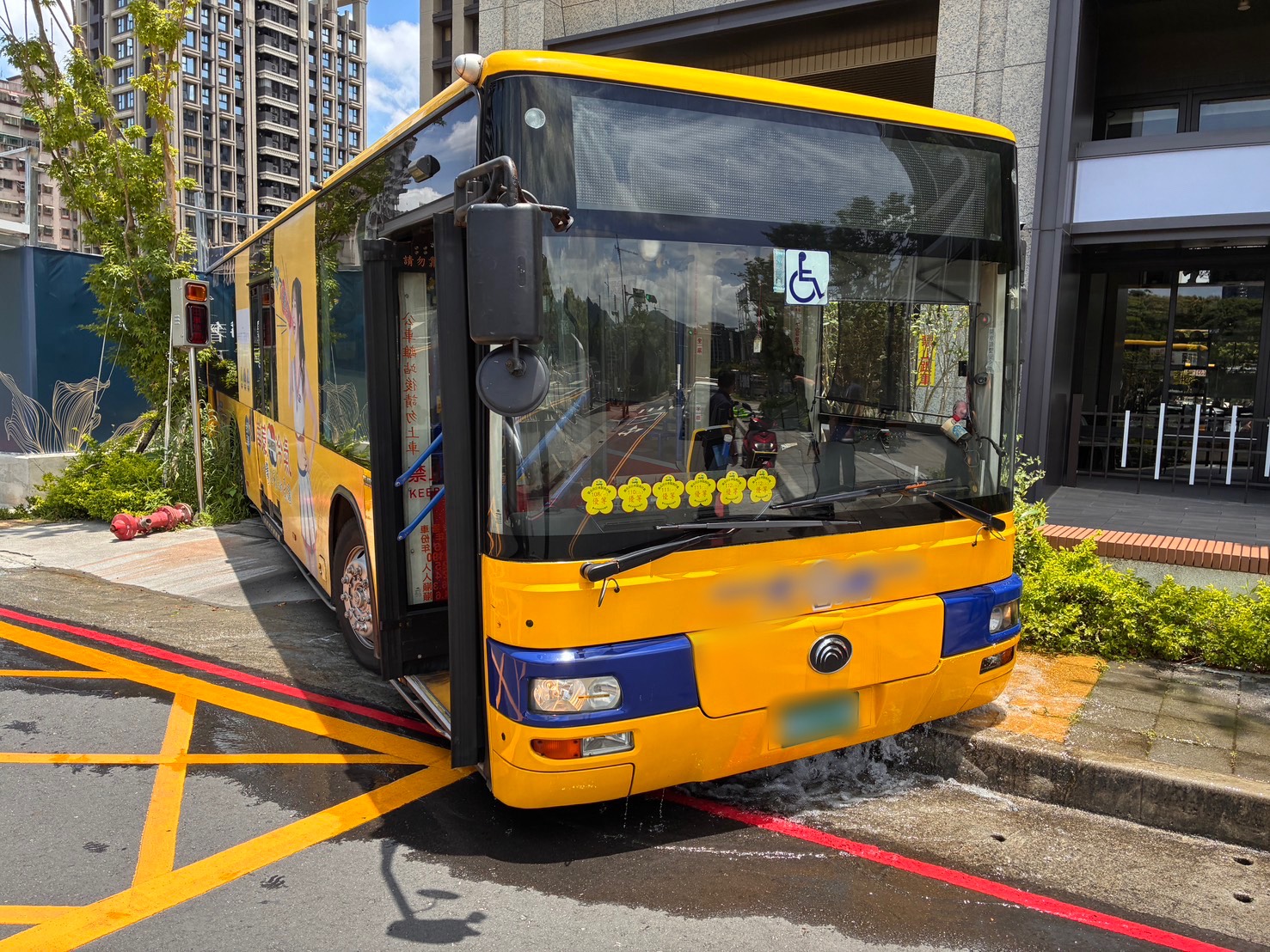 ▲新北市土城區青仁路，昨（22）日11時許發生1起荒謬車禍。一輛大客車無人駕駛竟在道路上緩緩倒退，連續擦撞消防栓與社區警示燈後，最終騎上人行道停下。（翻攝畫面）
