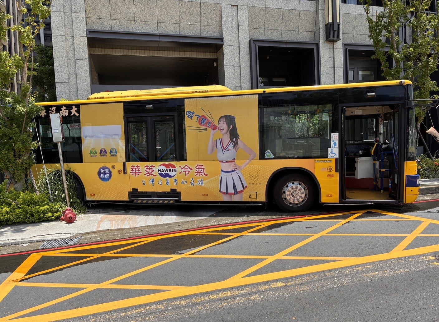 ▲新北市土城區青仁路，昨（22）日11時許發生1起荒謬車禍。一輛大客車無人駕駛竟在道路上緩緩倒退，連續擦撞消防栓與社區警示燈後，最終騎上人行道停下。（翻攝畫面）