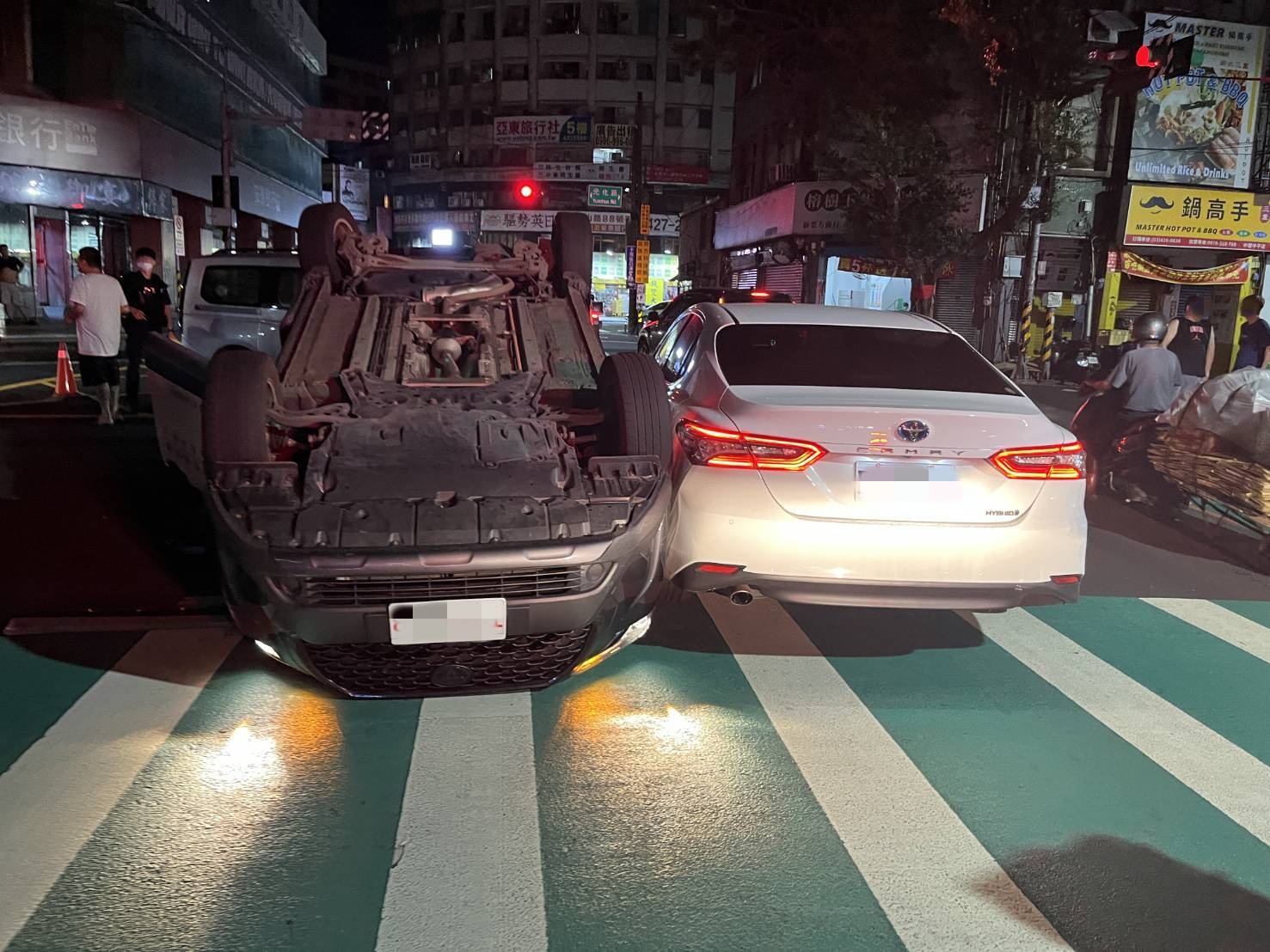 ▲桃園市中壢區中山路、和平街口，前（21）日深夜23時許發生1起3車碰撞事故。（翻攝畫面）