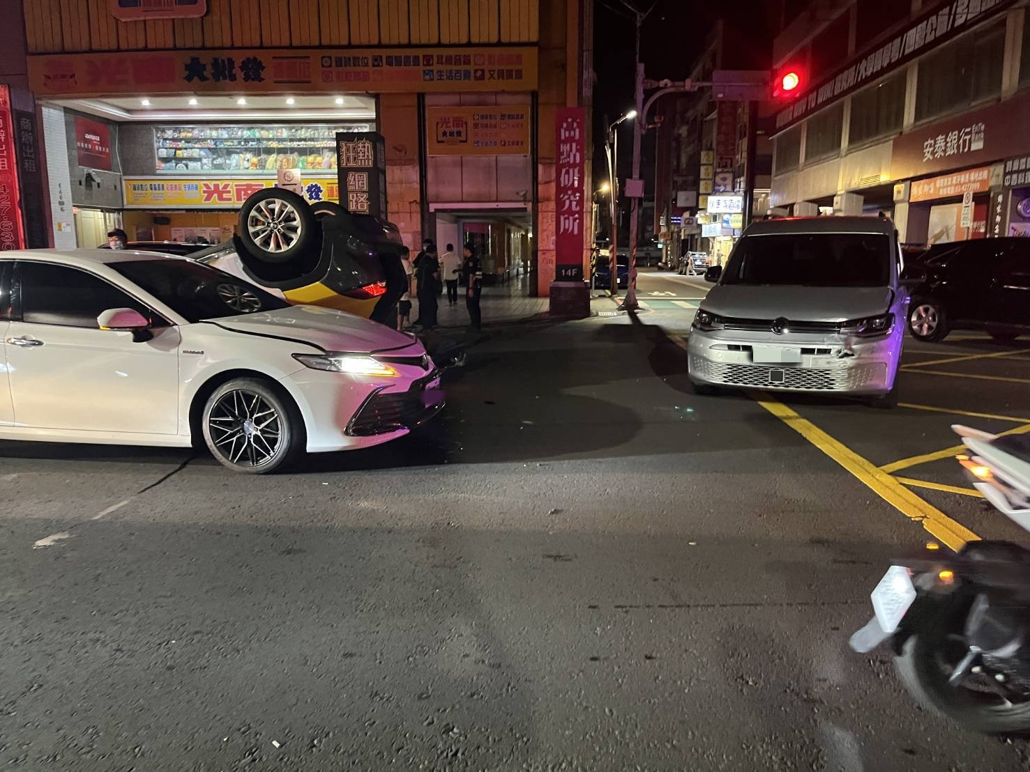 ▲桃園市中壢區中山路、和平街口，前（21）日深夜23時許發生1起3車碰撞事故。（翻攝畫面）