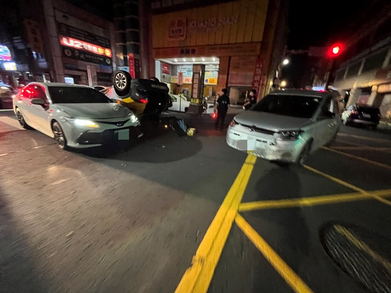 ▲桃園市中壢區中山路、和平街口，前（21）日深夜23時許發生1起3車碰撞事故。（翻攝畫面）